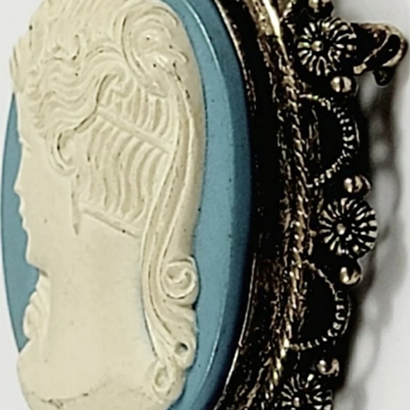 Vintage WELLS Sterling Blue & Ivory Cameo Brooch - Picture 3 of 7